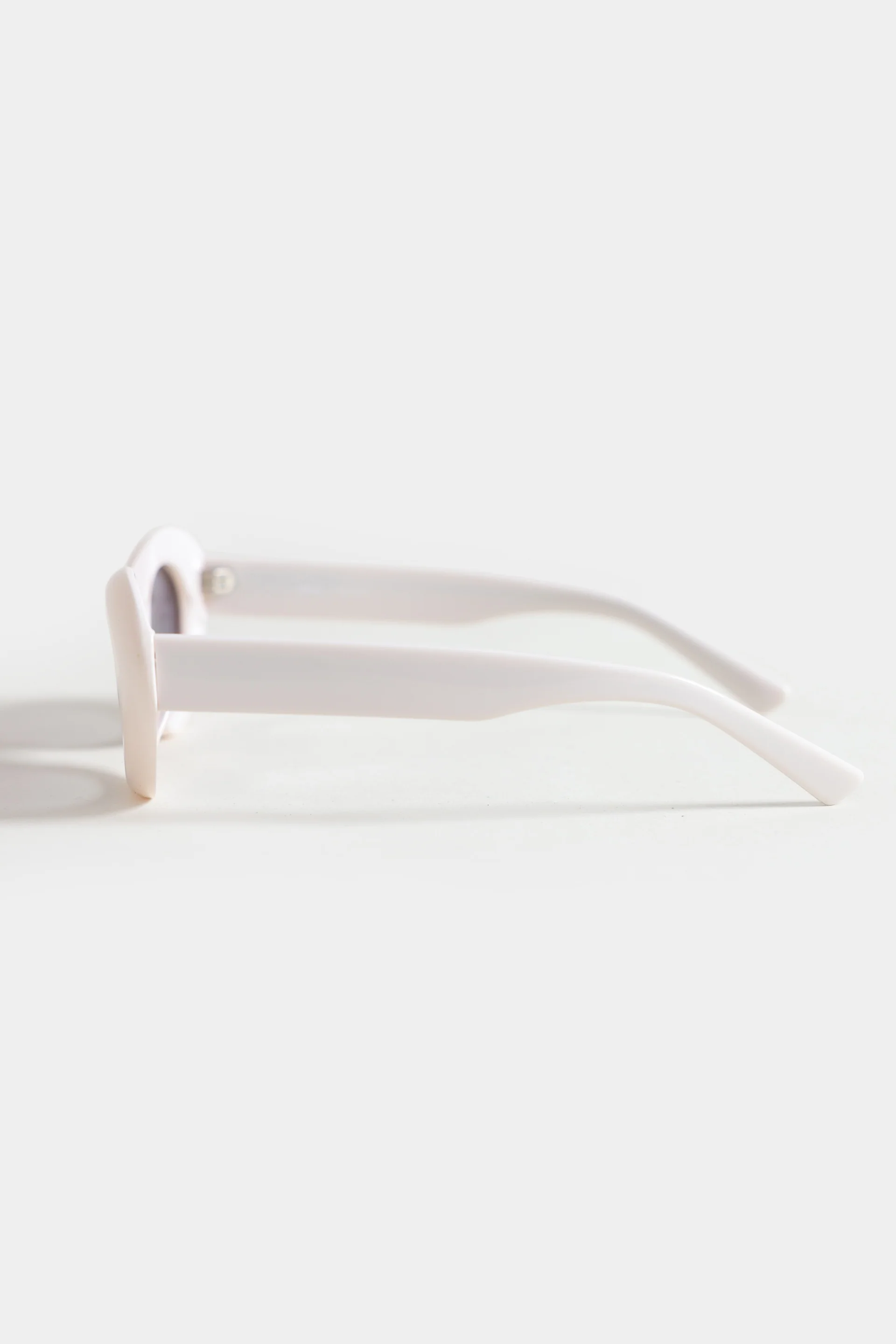 Oval Shaped Sunglasses - Image 3
