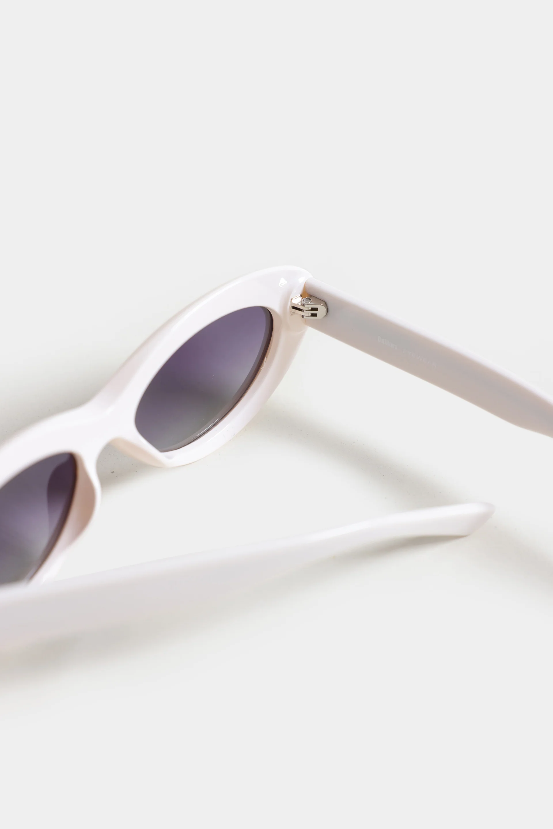 Oval Shaped Sunglasses - Image 4