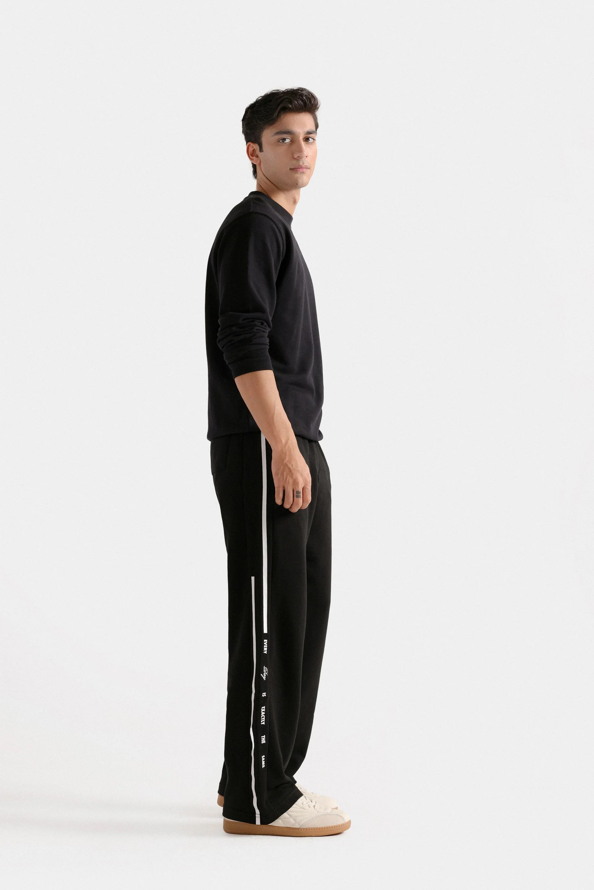 Basic Crew Neck Sweatshirt - Image 10