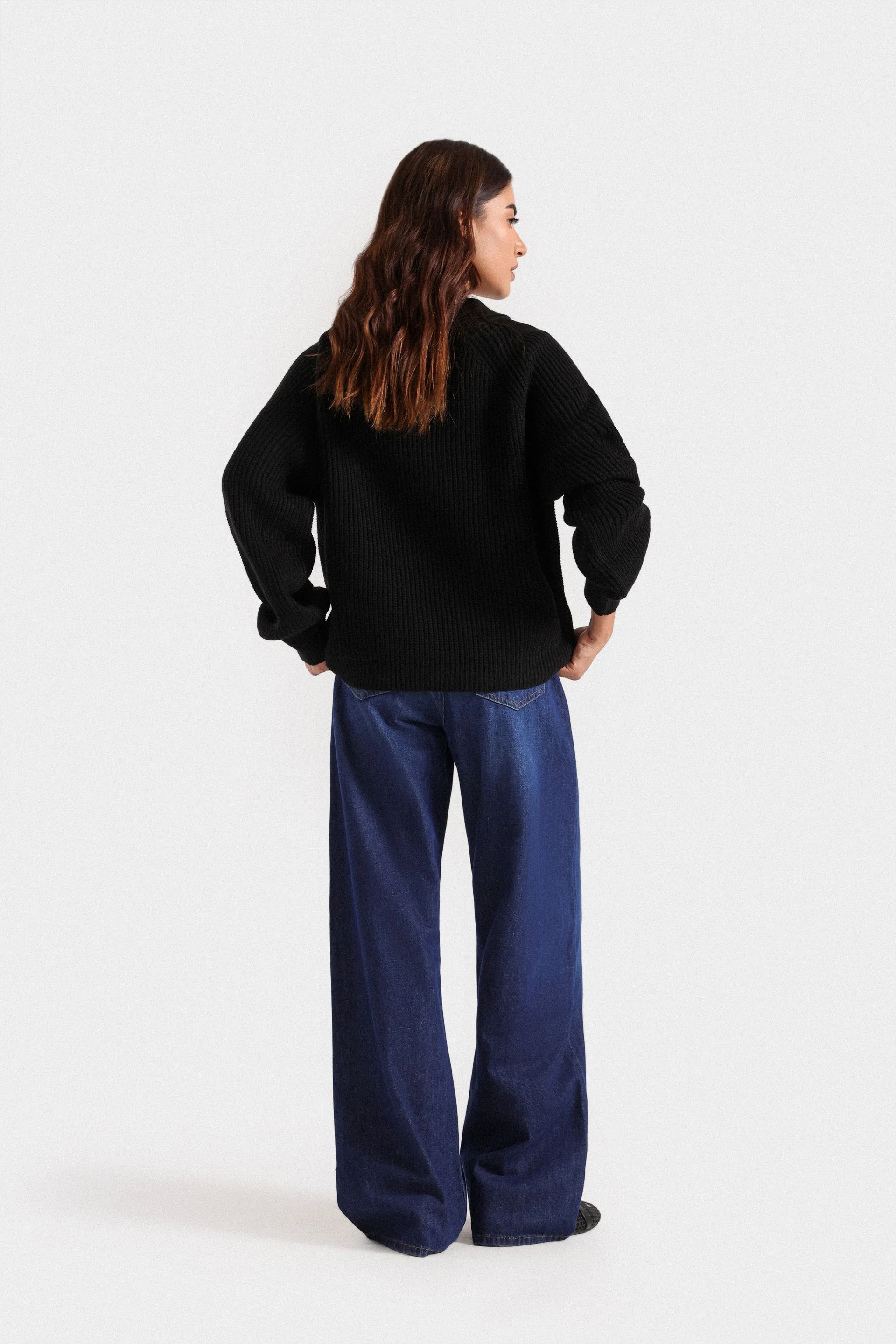 Cropped Sweater With Neck Buttons - Image 4