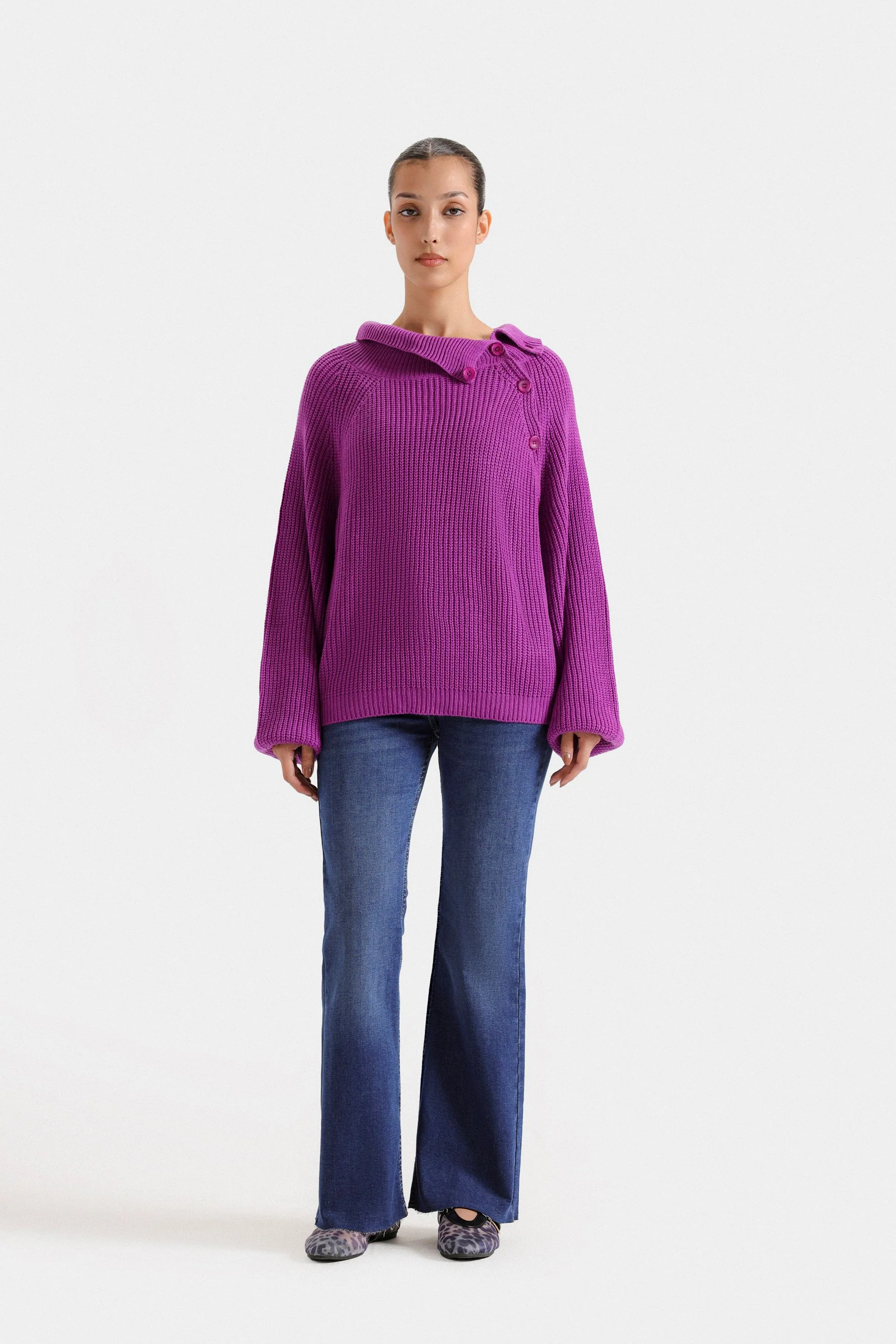 Cropped Sweater With Neck Buttons - Image 5