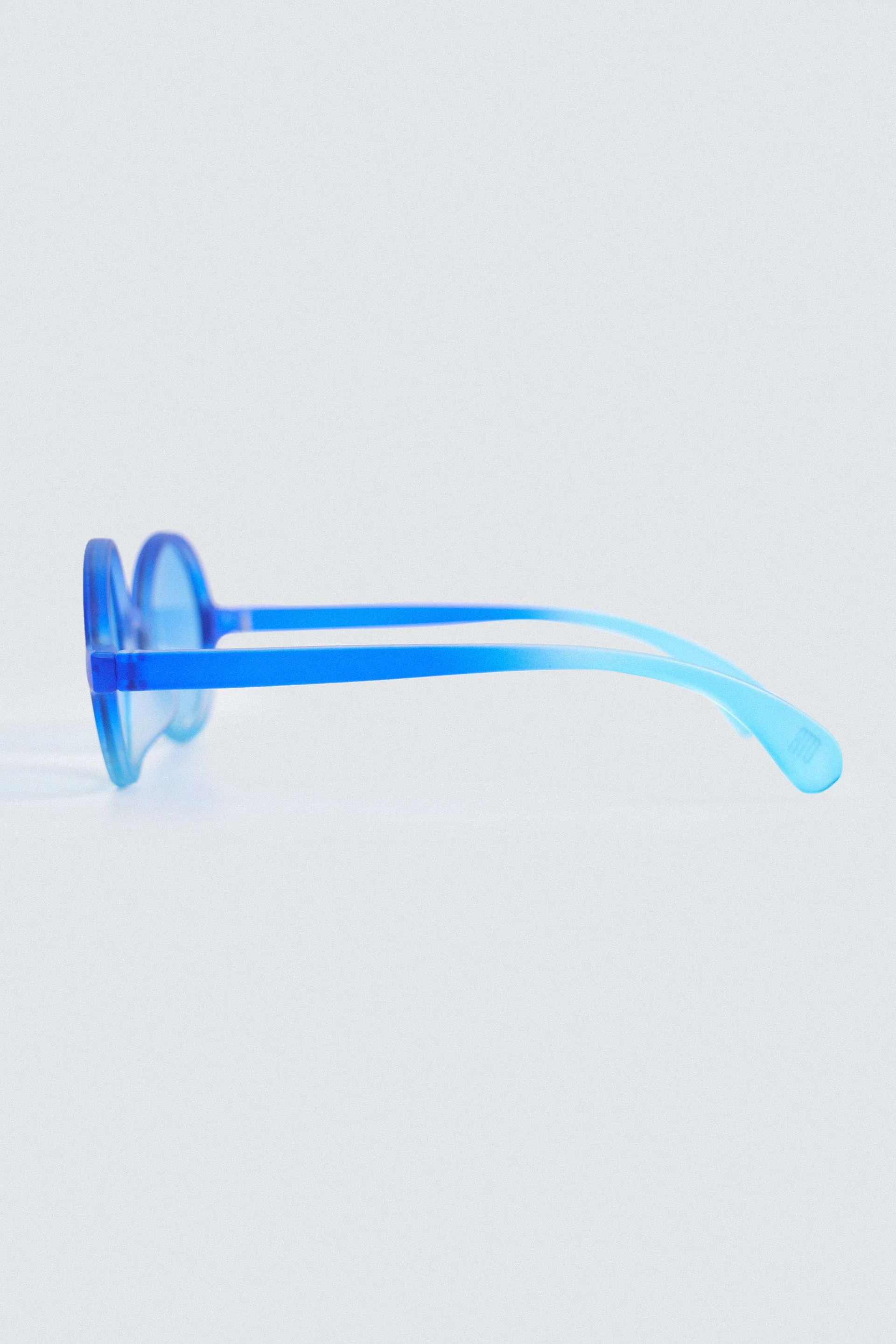 Round Sunglasses - Image 2