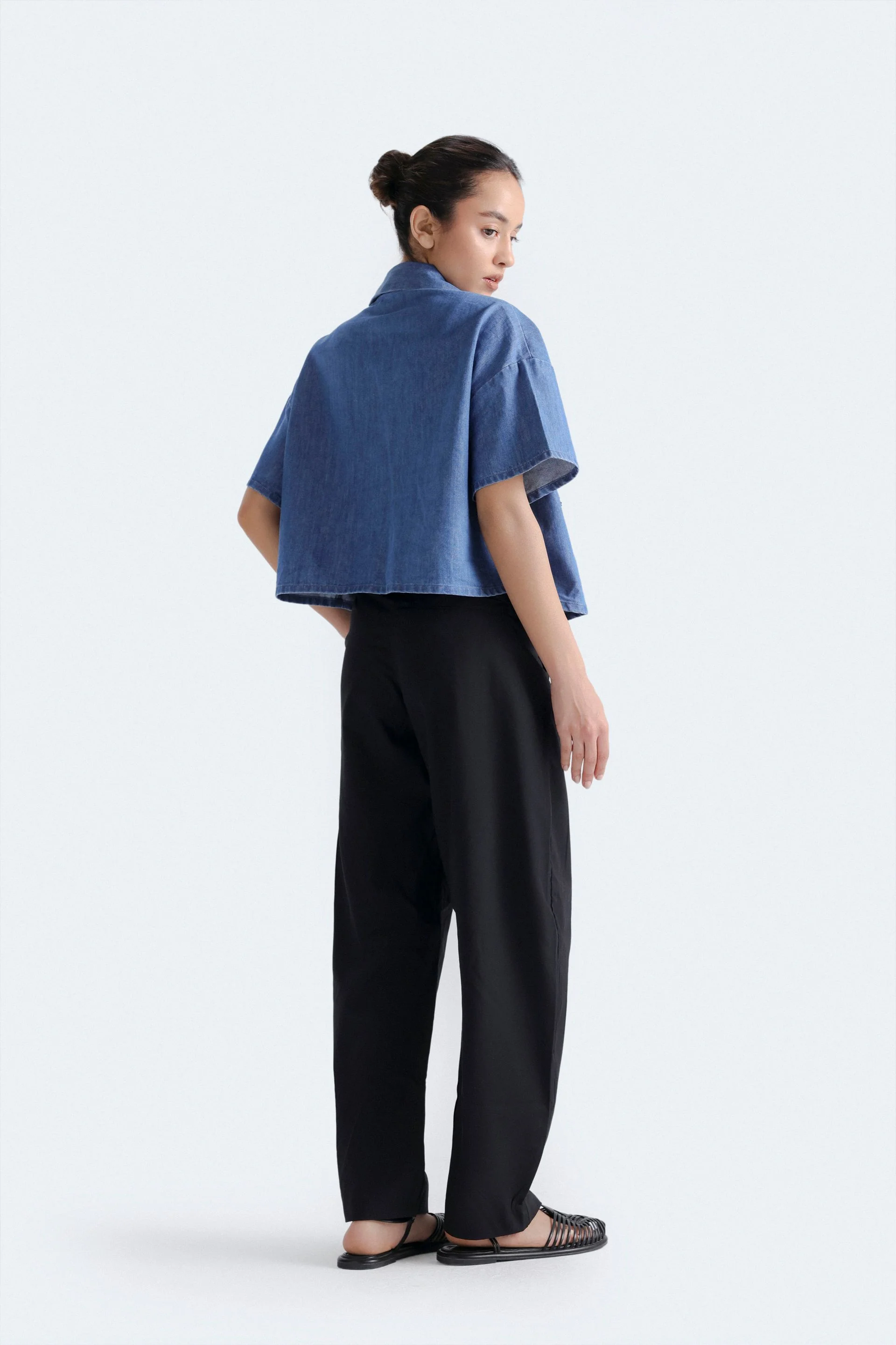 Cropped Pleated Barrel Pants - Image 13