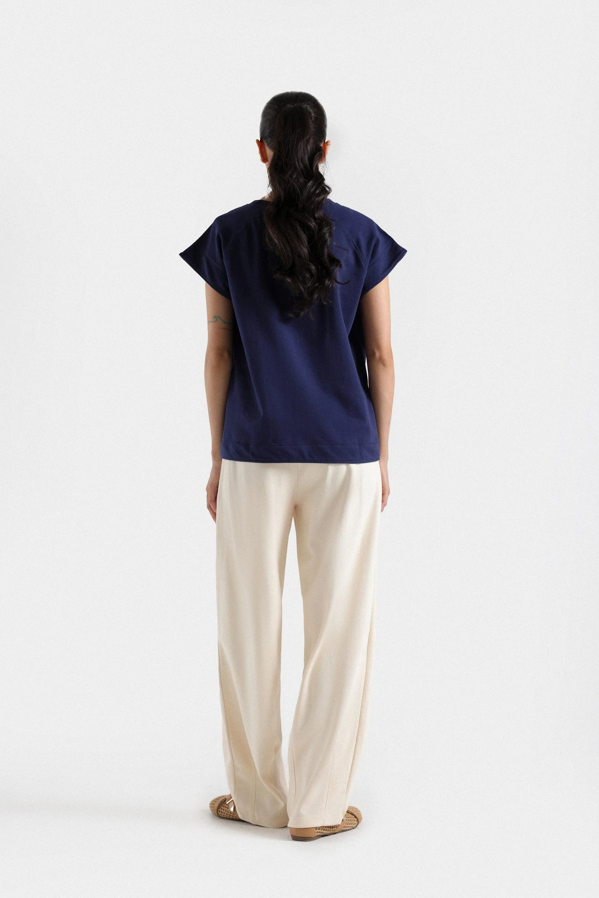 Basic T-Shirt With Wide Hem - Image 11
