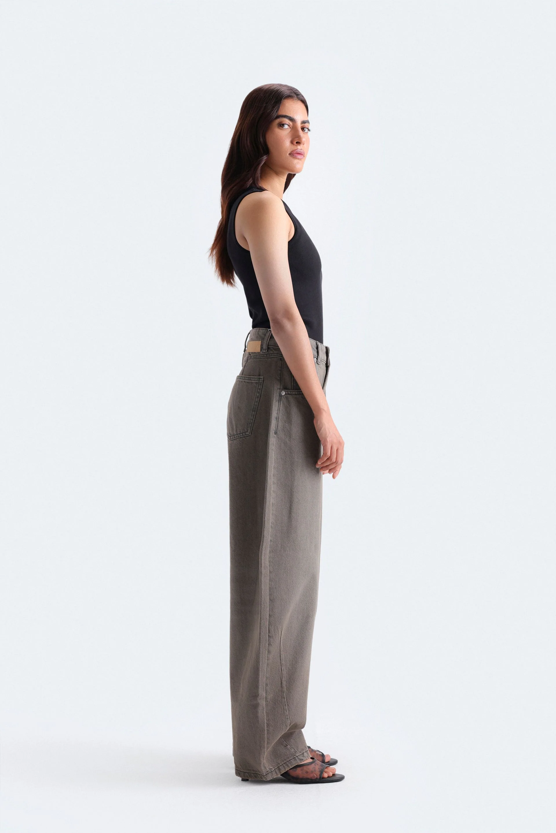 Cropped Ribbed Tank Top - Image 10