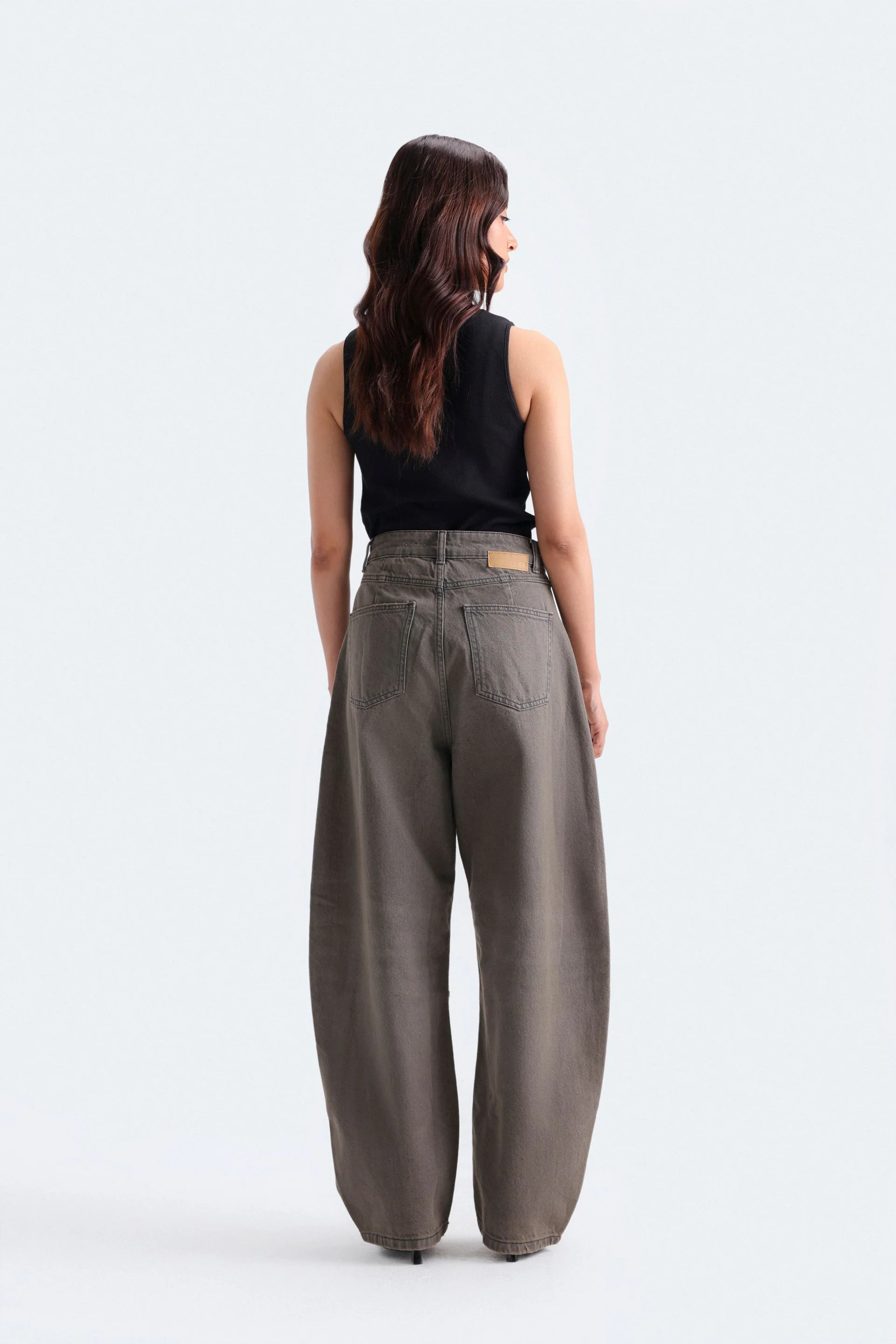 Cropped Ribbed Tank Top - Image 11