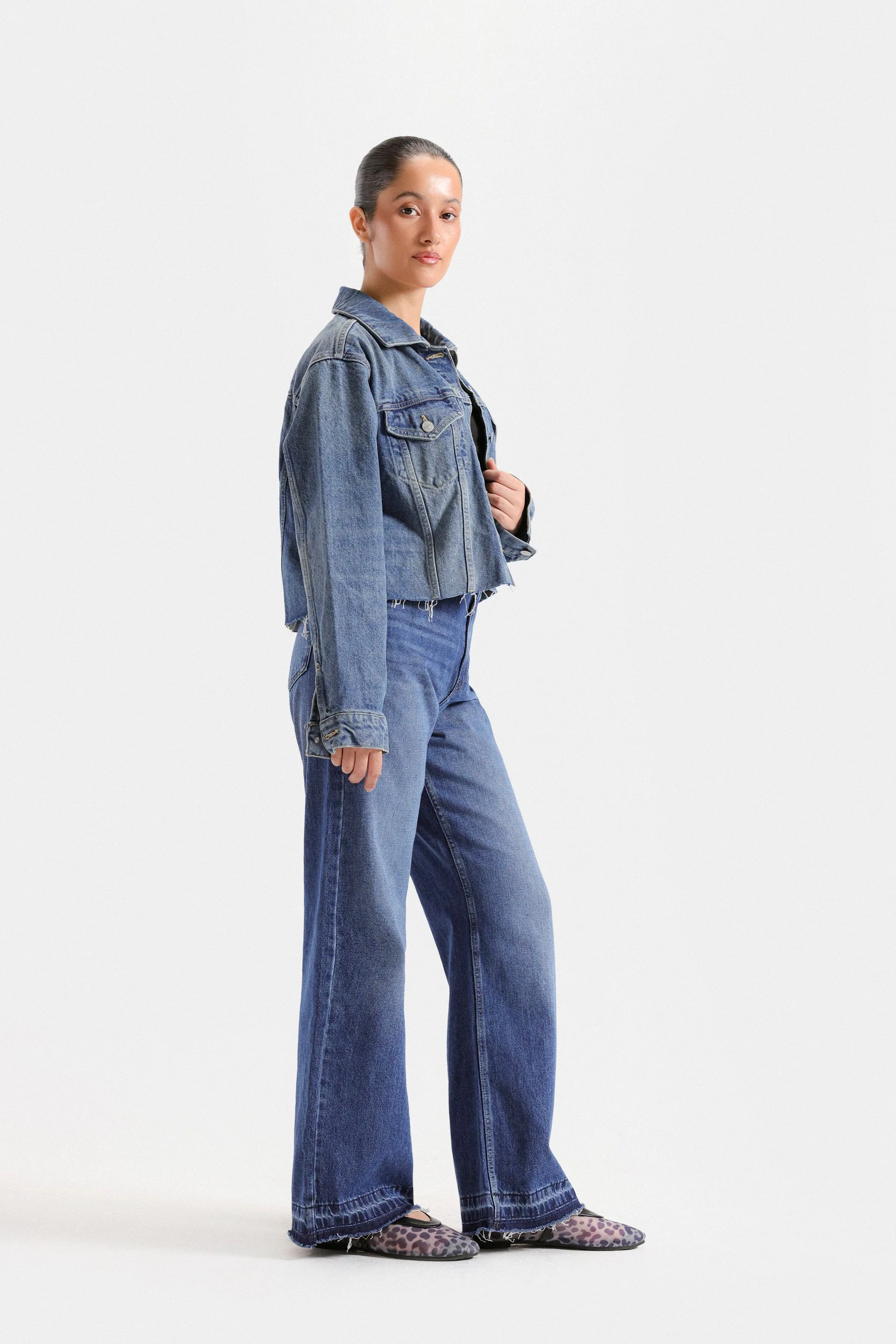 Super Cropped Denim Jacket With Frayed Hem - Image 3